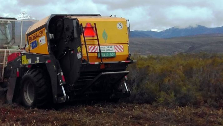 Una desbrozadora agrícola en un campo de Soria. 