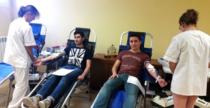 Dos estudiantes del Campus donan su sangre.