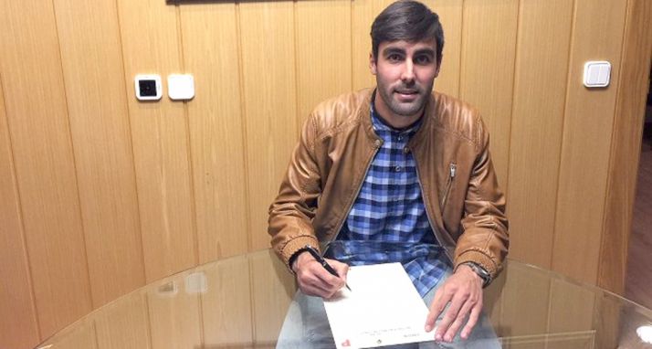 El jugador rubrica su nuevo contrato./CDN