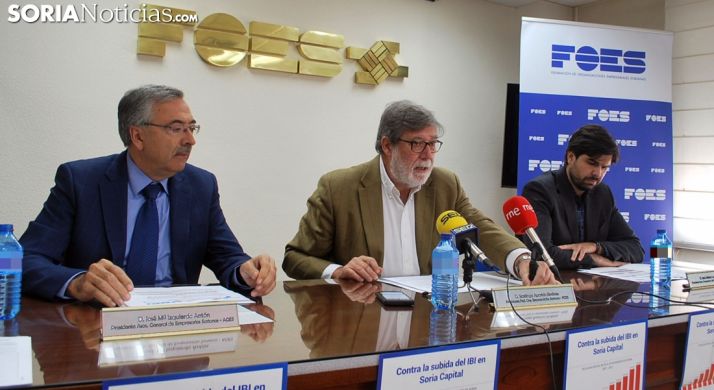 Santiago Aparicio (ctro.) junto a José María Izquierdo (izda.) y Jesús Mateo. /SN