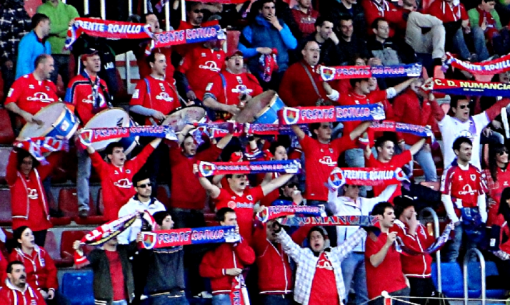 Aficionados del Frente Rojillo en un partido del Numancia. /FR