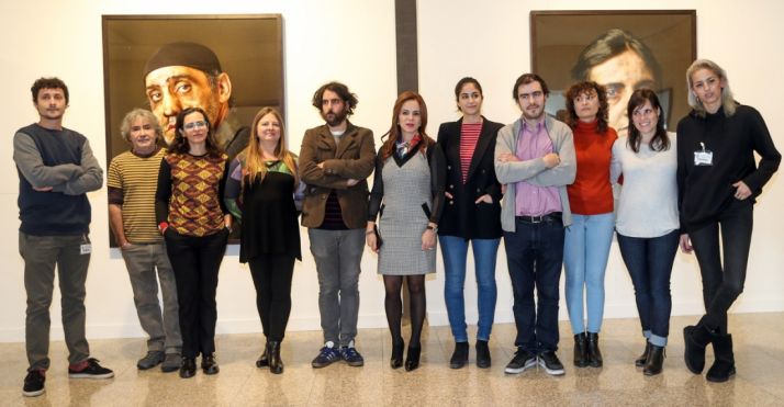 Gloria Rubio (4ª izda.), este viernes con los autores de proyectos ganadores y la presidenta de las Cortes. 