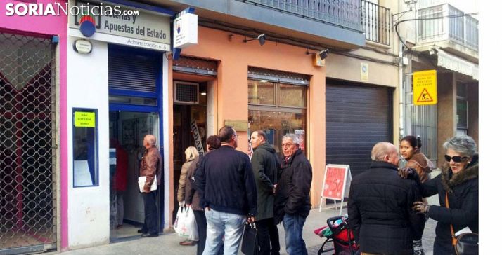 Una fila ante una administración de lotería en la capital. /SN
