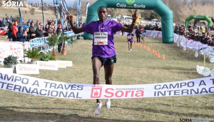 El atleta cruzando la meta en Valonsadero en una edición anterior. /SN