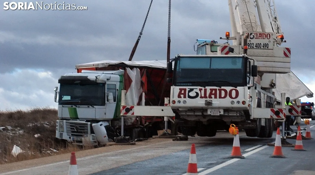 Foto 2 - Laboriosas maniobras para la retirada del cami&oacute;n accidentado el viernes