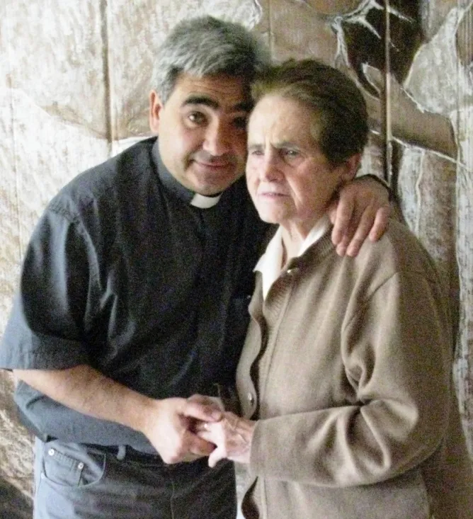 Molina, en una imagen con su madre. /DOS