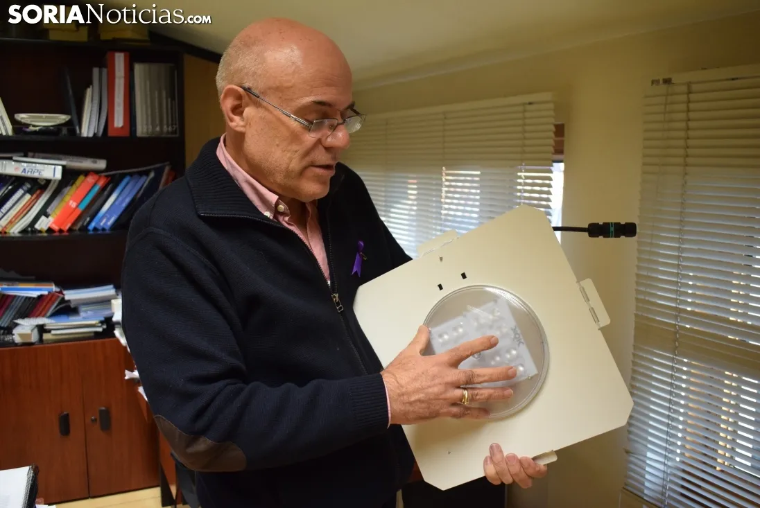 José Antonio Martínez muestra una luminaria con tecnología LED en su despacho de la Diputación.