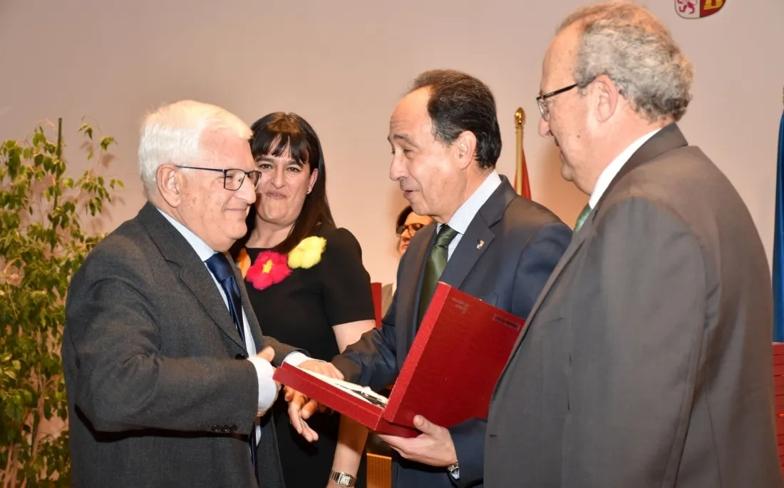 Entrega del reconocimiento al doctor Juan Manuel Ruiz Liso. /Jta.