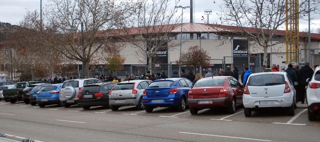 Foto 7 - Largas colas para conseguir las entradas del Numancia-Real Madrid