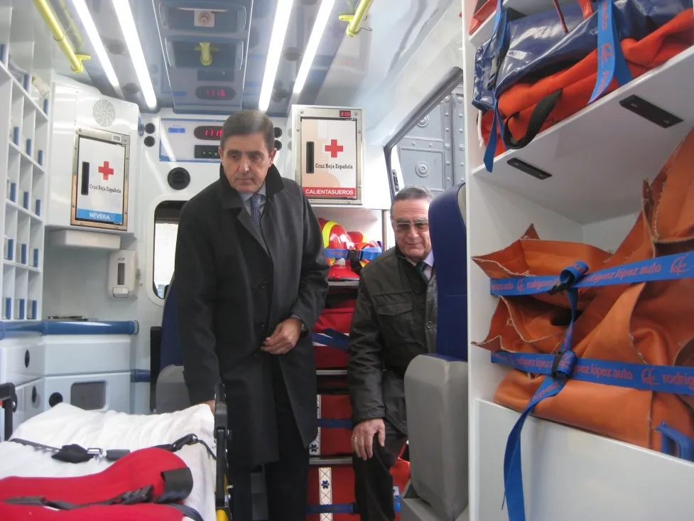 Foto 2 - Caja Rural de Soria patrocina la nueva ambulancia de Cruz Roja