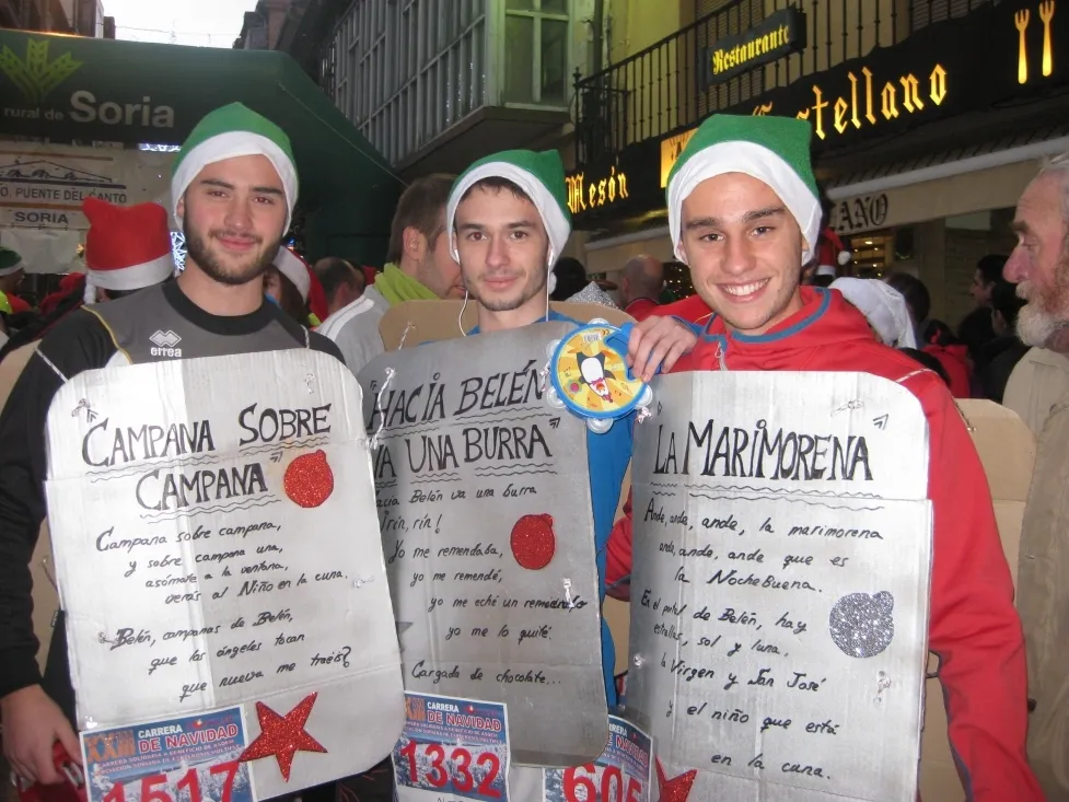 Algunos de los disfraces que se han podido ver en la Carrera Popular de Navidad Puente del Canto.