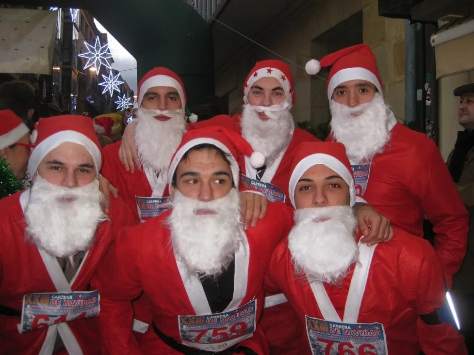 Algunos de los disfraces que se han podido ver en la Carrera Popular de Navidad Puente del Canto.