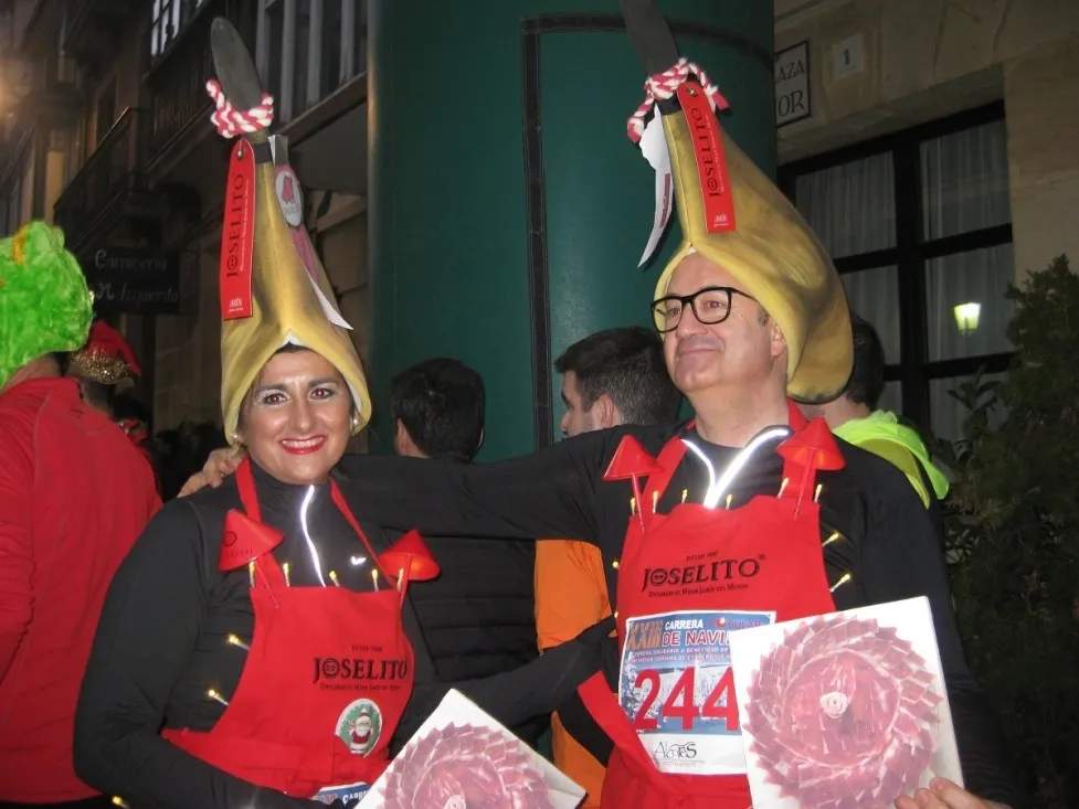 Algunos de los disfraces que se han podido ver en la Carrera Popular de Navidad Puente del Canto.