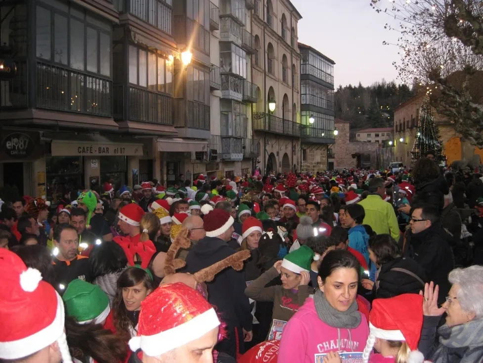 Algunos de los disfraces que se han podido ver en la Carrera Popular de Navidad Puente del Canto.