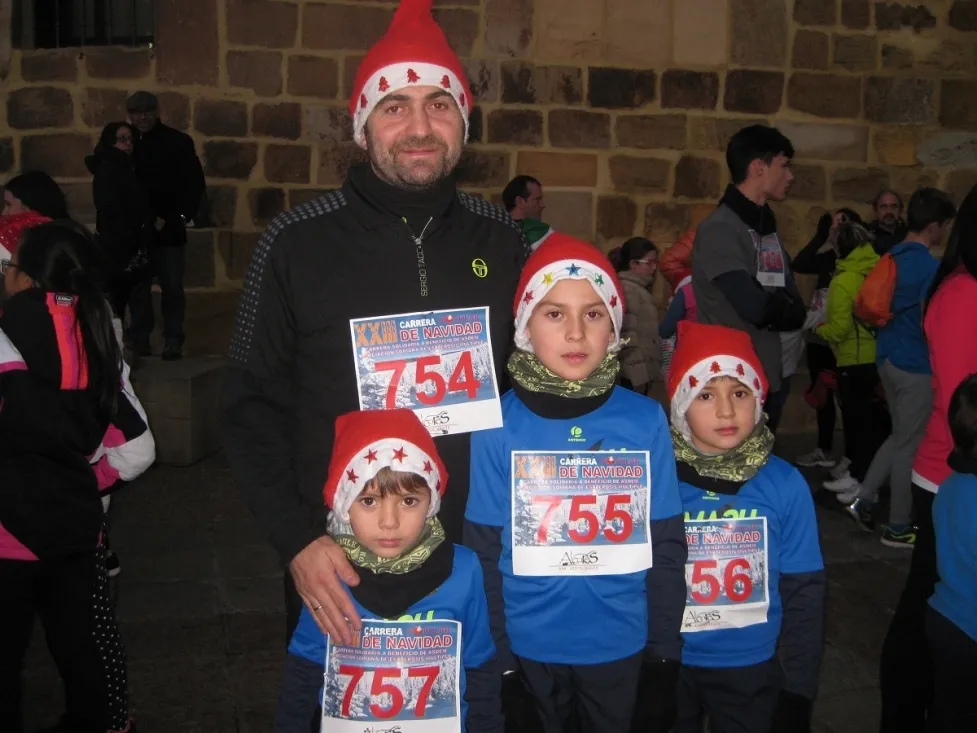 Algunos de los disfraces que se han podido ver en la Carrera Popular de Navidad Puente del Canto.