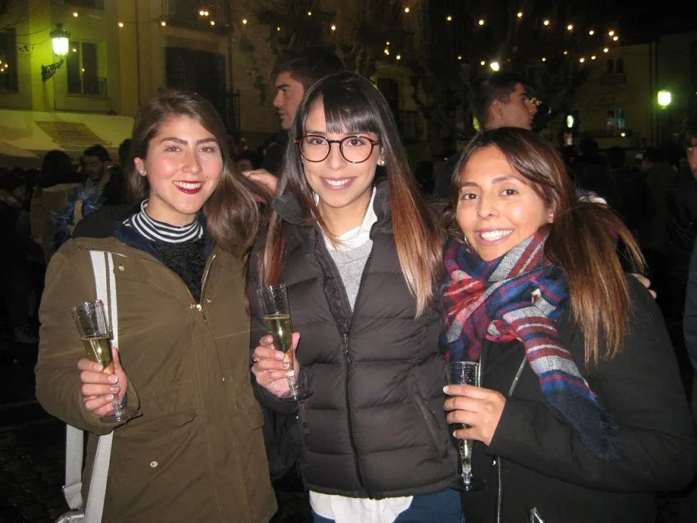 Familias y amigos despiden el 2017 en la tradicional Champanada