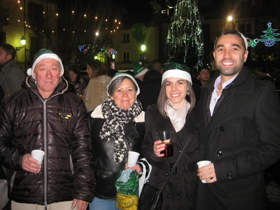 Familias y amigos despiden el 2017 en la tradicional Champanada