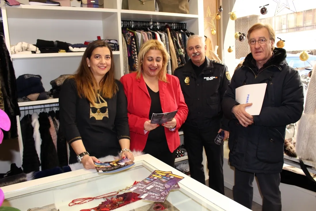 La subdelegada este miércoles en la campaña de seguridad en el comercio. /Subdeleg.