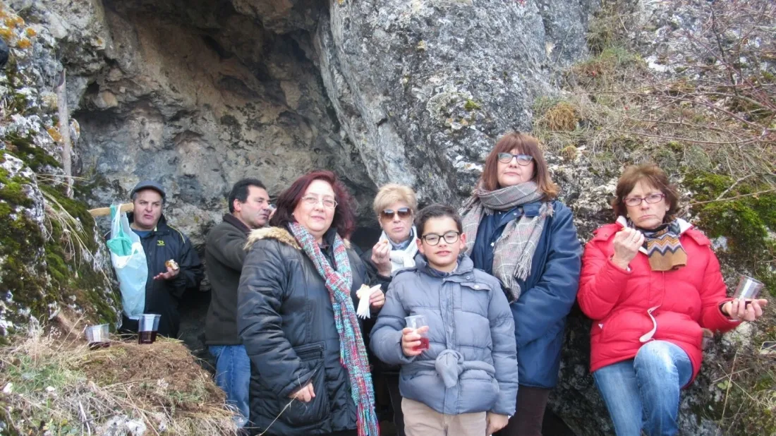 Colocación del belén de los Amigos de Golmayo. /A. G.
