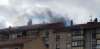Imagen del incendio, en la que se ve el humo que sale de la vivienda siniestrada.