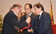 Entrega del reconocimiento al arquitecto Francisco Yusta Bonilla. /Jta.