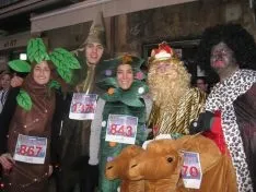 Algunos de los disfraces que se han podido ver en la Carrera Popular de Navidad Puente del Canto.