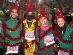 Algunos de los disfraces que se han podido ver en la Carrera Popular de Navidad Puente del Canto.