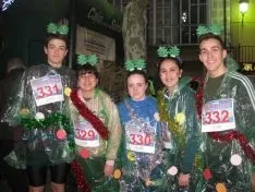 Algunos de los disfraces que se han podido ver en la Carrera Popular de Navidad Puente del Canto.