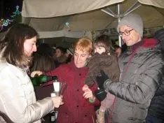 Familias y amigos despiden el 2017 en la tradicional Champanada