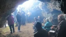 Colocación del belén de los Amigos de Golmayo. /A. G.