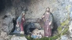 Colocación del belén de los Amigos de Golmayo. /A. G.