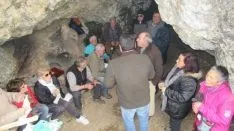 Colocación del belén de los Amigos de Golmayo. /A. G.