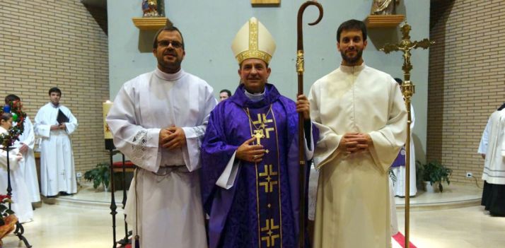 El prelado, con los dos nuevos acólitos. /DOS