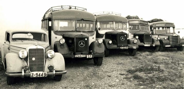 Vehículos de la empresa en la década de los 40 del pasado siglo.