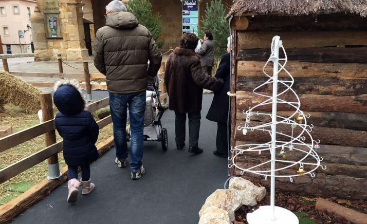 El árbol instalado en el belén de la plaza Mayor. 