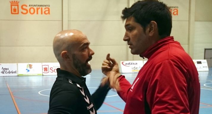 Bandrés (izda.) con el técnico rival este sábado.