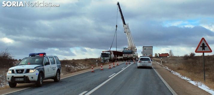 Laboriosas maniobras para la retirada del cami&oacute;n accidentado el viernes