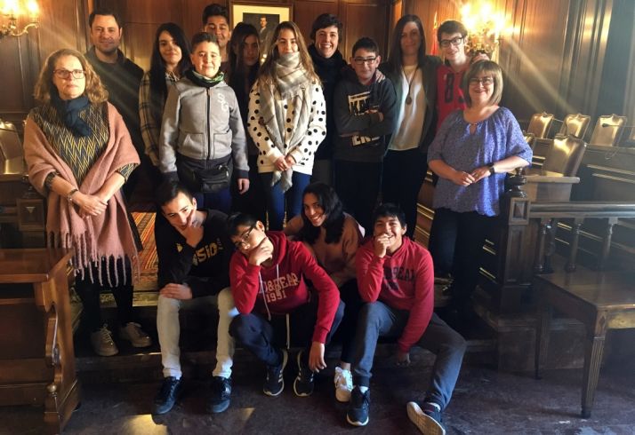 El IES de Almazán lleva a la capital juguetes para niños afectados por la violencia doméstica