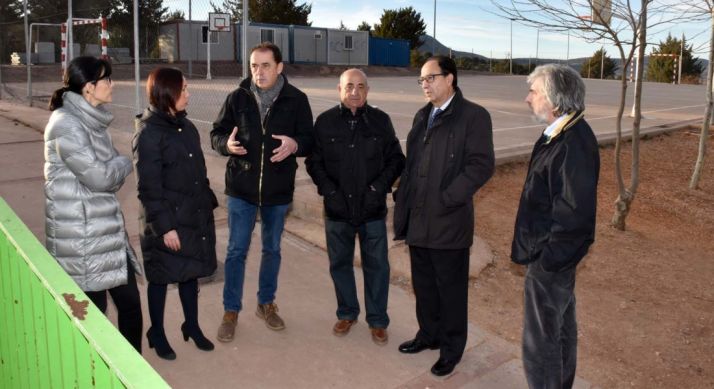 El alcalde, (1º izda.) durante la visita del delegado de la Junta en Soria (2º dcha.) en el patio del colegio.