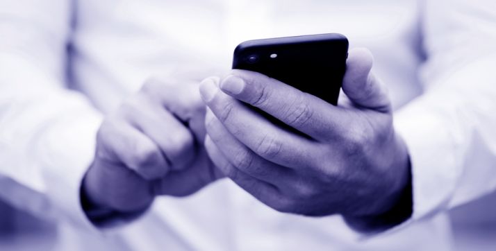 Incluir teléfonos en grupos de WhatsApp sin permiso es ilegal