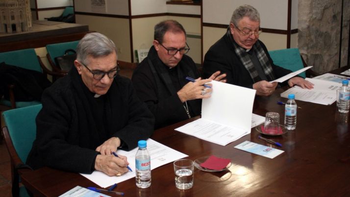 El prelado, en el centro, durante la reunión. /DOS