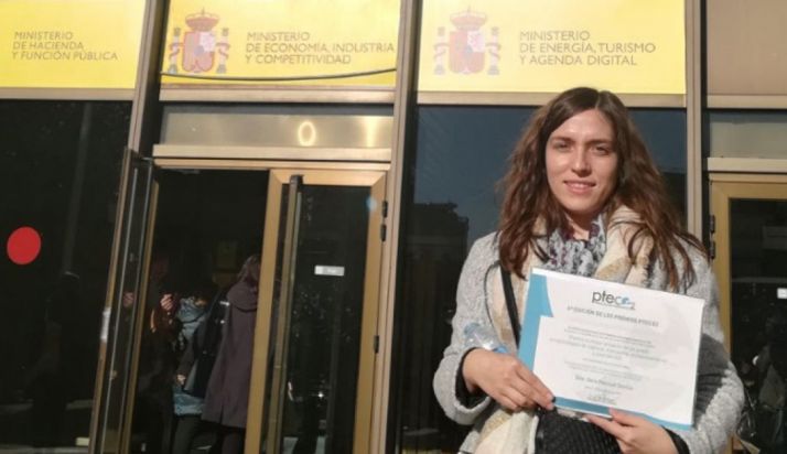 La estudiante, con su diploma en la sede del Ministerio de Economía, Industria y Competitividad.