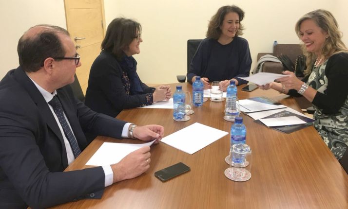 La alcaldesa, (dcha.), junto a la consejera y los procuradores Marimar Angulo y Pedro A. Heras.