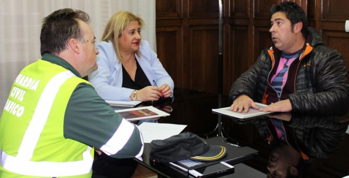 La subdelegada, acompañada por Hernández (dcha.) y por Mazo.