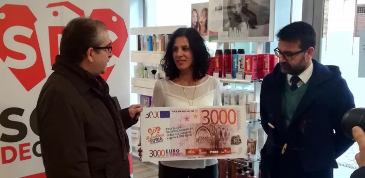 La ganadora, junto a Jesús Muñoz (izda.) y Eduardo Munilla. 