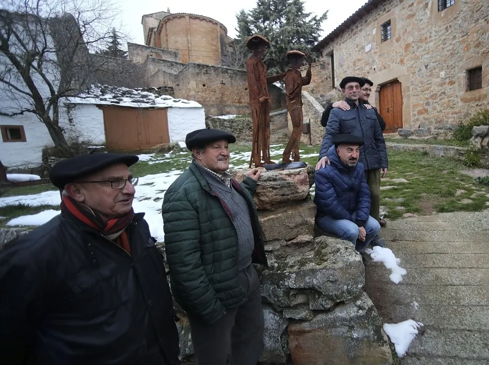 Foto 2 - GALER&Iacute;A. Valdege&ntilde;a inaugura su 'homenaje' a la boina