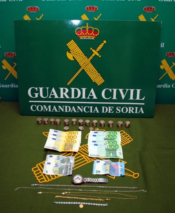 Joyas y dinero incautados a los detenidos./GC