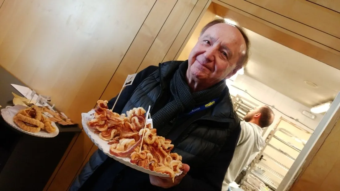 Carlos Capel, director de Madrid Fusión, con una bandeja de torreznos de Soria./M-Audiovisuales