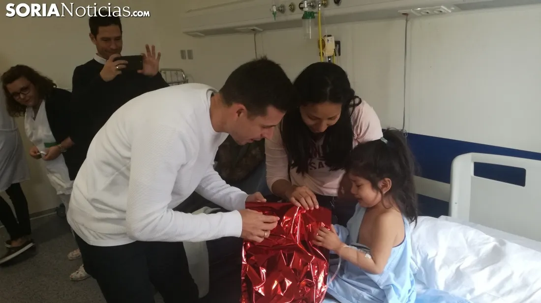 Los jugadores del Numancia visitando el Hospital.