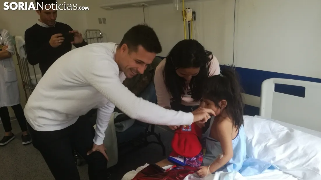 Los jugadores del Numancia visitando el Hospital.